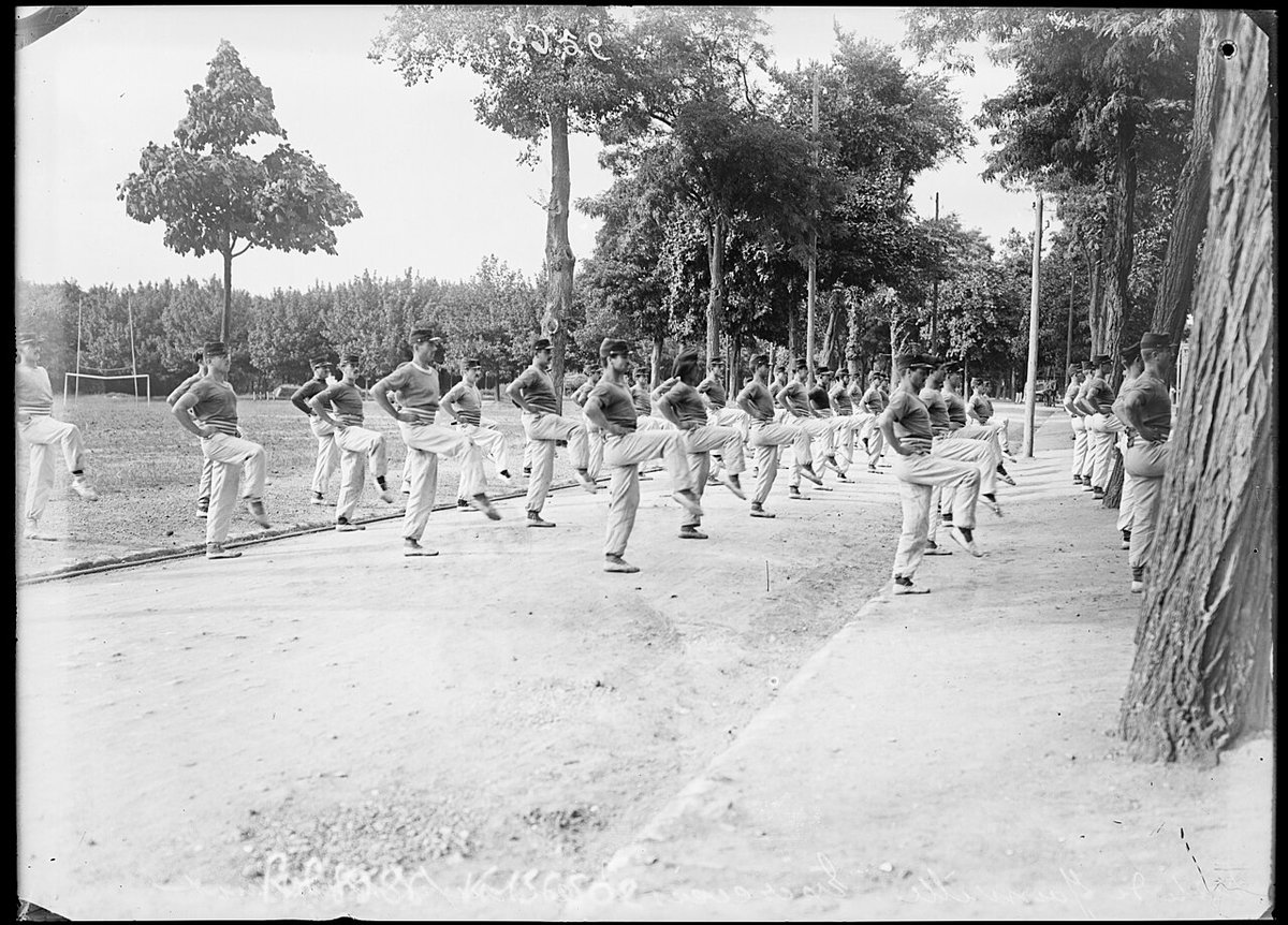 Exercices d'assouplissement d'ensemble sous les arbres à l'école de Joinville en 1906