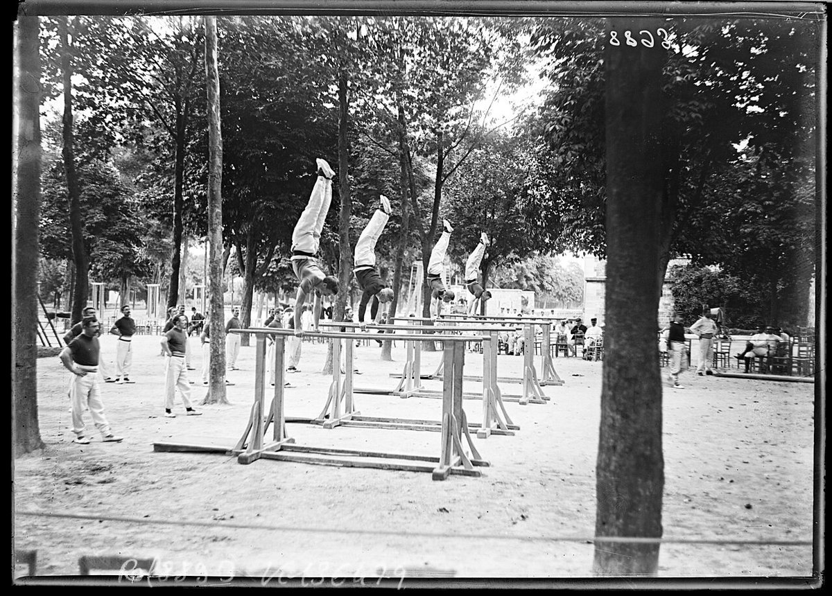 Élèves de l'école de Joinville aux barres parallèles en 1906