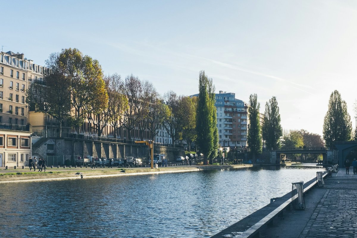 Le canal Saint-Martin à Paris, quai et arbres d'automne