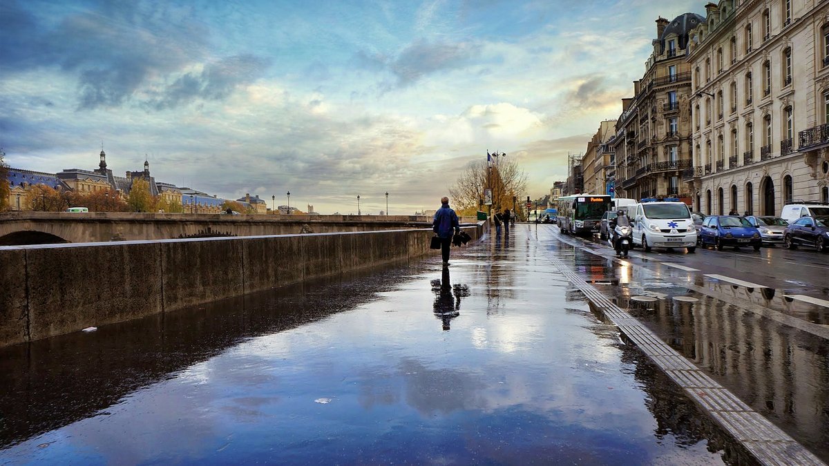 Quai de Seine après la pluie, reflets du ciel sur le trottoir